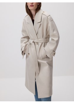 Reserved - Dwurzędowy płaszcz z paskiem - kremowy ze sklepu Reserved w kategorii Płaszcze damskie - zdjęcie 188230014