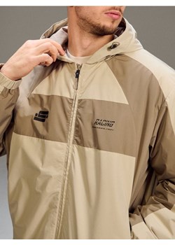 Sinsay - Wodoodporna kurtka color block z kapturem - kremowy ze sklepu Sinsay w kategorii Kurtki męskie - zdjęcie 188248601