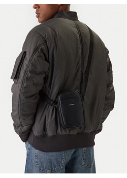 Saszetka Calvin Klein Raised Slim Reporter LV04D3278G Czarny ze sklepu eobuwie.pl w kategorii Saszetki - zdjęcie 188248854