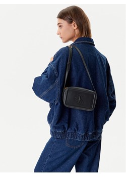Torebka Calvin Klein Bold Ck Camera Bag LV04F3220G Czarny ze sklepu eobuwie.pl w kategorii Listonoszki - zdjęcie 188249164