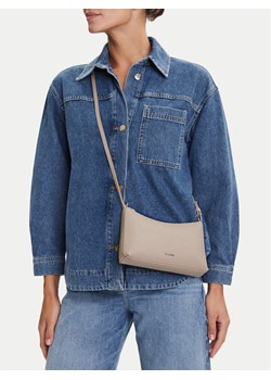 Torebka Calvin Klein Ck Must Aop Conv Logo Jqd Strap LV04F3099G Beżowy ze sklepu eobuwie.pl w kategorii Listonoszki - zdjęcie 188249502