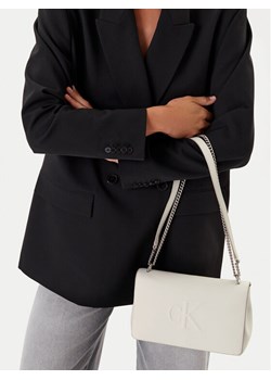 Torebka Calvin Klein Jeans Sculpted Ew Flap Conv Chain LV04K3035G Biały ze sklepu eobuwie.pl w kategorii Kopertówki - zdjęcie 188249843