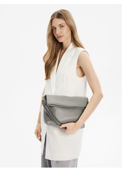 Torebka Tommy Hilfiger Th Logotape Med Crossover AW0AW17692 Szary ze sklepu eobuwie.pl w kategorii Listonoszki - zdjęcie 188250121