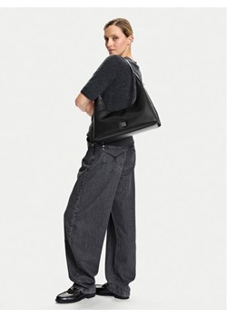 Torebka Calvin Klein Emblem Hw Lthr Shoulder Bag LV04F3262G Czarny ze sklepu eobuwie.pl w kategorii Torebki damskie - zdjęcie 188250603