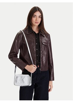 Torebka Calvin Klein Bold Ck Metallic Camera Bag LV04F3331G Srebrny ze sklepu eobuwie.pl w kategorii Listonoszki - zdjęcie 188250783