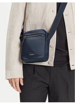 Calvin Klein Saszetka Sleek Nylon Reporter LV04D3176G Granatowy ze sklepu MODIVO w kategorii Torby męskie - zdjęcie 188255393