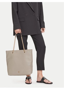 Calvin Klein Torebka Minimal Monogram Chain Tote LV04F3204G Beżowy ze sklepu MODIVO w kategorii Torby Shopper bag - zdjęcie 188255622