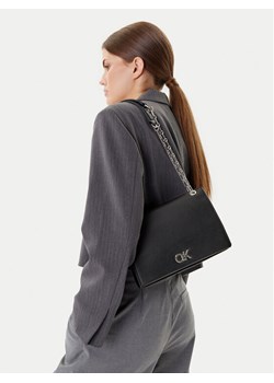 Calvin Klein Torebka Re-Lock Medium Chain LV04F3104G Czarny ze sklepu MODIVO w kategorii Listonoszki - zdjęcie 188255673