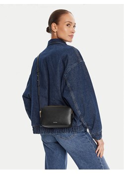 Calvin Klein Torebka Foil Logo Elongated Camera Bag LV04F3276G Czarny ze sklepu MODIVO w kategorii Listonoszki - zdjęcie 188255984