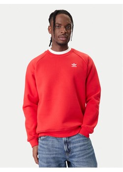 adidas Bluza Trefoil Essentials KC8983 Czerwony Regular Fit ze sklepu MODIVO w kategorii Bluzy męskie - zdjęcie 188256274