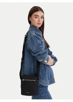 Calvin Klein Saszetka Embossed Woven Reporter LV04D3208G Czarny ze sklepu MODIVO w kategorii Torby męskie - zdjęcie 188257474