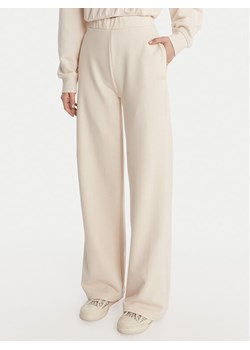 Guess Spodnie dresowe V6RB03 KD761 Écru Regular Fit ze sklepu MODIVO w kategorii Spodnie damskie - zdjęcie 188257891
