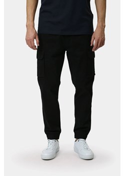 Męskie Spodnie Materiałowe Mustang Style Paris Jogger Cargo Black Beauty 1015896 4185 ze sklepu YouNeedit.pl w kategorii Spodnie męskie - zdjęcie 188262691