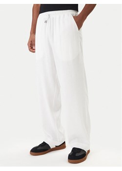 Emporio Armani Spodnie materiałowe EM000586 AF20590 U0002 Biały Regular Fit ze sklepu MODIVO w kategorii Spodnie męskie - zdjęcie 188263411