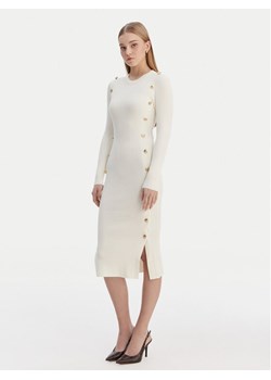 Guess Sukienka dzianinowa W6RK06 Z2YJ2 Écru Regular Fit ze sklepu MODIVO w kategorii Sukienki - zdjęcie 188263451