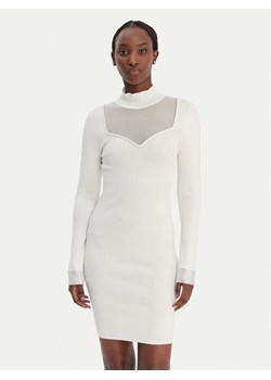 Guess Jeans Sukienka dzianinowa W6RK61 Z4842 Biały Regular Fit ze sklepu MODIVO w kategorii Sukienki - zdjęcie 188263500