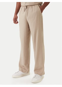 Emporio Armani Spodnie materiałowe EM000586 AF20590 U6213 Beżowy Regular Fit ze sklepu MODIVO w kategorii Spodnie męskie - zdjęcie 188263501