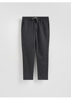 Reserved - Spodnie carrot z wiązaniem - czarny ze sklepu Reserved w kategorii Spodnie męskie - zdjęcie 188265411