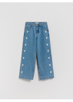 Reserved - Jeansy wide leg z haftem - niebieski ze sklepu Reserved w kategorii Spodnie dziewczęce - zdjęcie 188279712