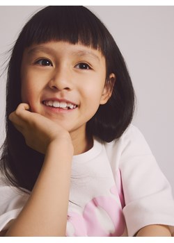 Reserved - Luźny t-shirt z nadrukiem - złamana biel ze sklepu Reserved w kategorii Bluzki dziewczęce - zdjęcie 188279740