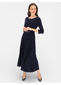 Granatowa sukienka z plisowanym dołemi ozdobą w pasie L'AF Celine ze sklepu Eye For Fashion w kategorii Sukienki - zdjęcie 188281553
