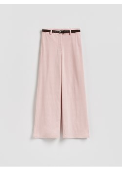 Reserved - Spodnie z paskiem - różowy ze sklepu Reserved w kategorii Spodnie damskie - zdjęcie 188281610