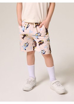 Sinsay - Bawełniane szorty Bluey - kremowy ze sklepu Sinsay w kategorii Spodenki chłopięce - zdjęcie 188286974