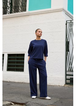 Spodnie dresowe granatowe ze sklepu Moodo.pl w kategorii Spodnie damskie - zdjęcie 188289544