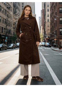 Sinsay - Trencz z imitacji zamszu z paskiem - brązowy ze sklepu Sinsay w kategorii Płaszcze damskie - zdjęcie 188304814