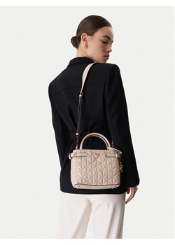 Guess Torebka Paisleigh HWQG98 83050 Beżowy ze sklepu MODIVO w kategorii Kuferki - zdjęcie 188326414