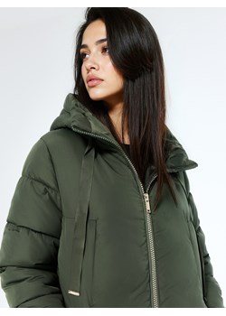 Mohito - Pikowany zielony płaszcz z kapturem - ciemny zielony ze sklepu Mohito w kategorii Płaszcze damskie - zdjęcie 188326534