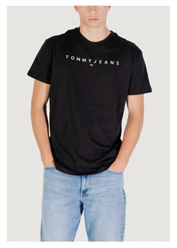 Tommy Jeans T-Shirt TJM REG LINEAR LOGO Czarny Casual Fit ze sklepu MODIVO w kategorii T-shirty męskie - zdjęcie 188329633