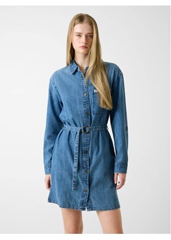 Guess Jeans Sukienka codzienna 180487 Niebieski Classic Fit ze sklepu MODIVO w kategorii Sukienki - zdjęcie 188329673