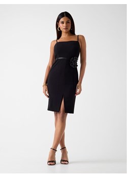 Guess Sukienka codzienna 180023 Czarny Classic Fit ze sklepu MODIVO w kategorii Sukienki - zdjęcie 188329734