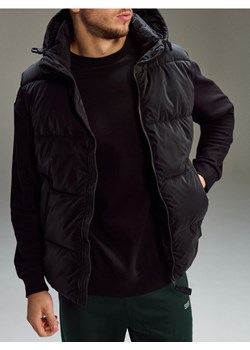 Sinsay - Pikowana kamizelka puffer z kapturem - czarny ze sklepu Sinsay w kategorii Kamizelki męskie - zdjęcie 188332294