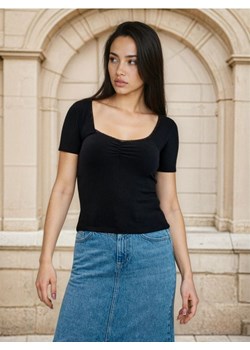 Sinsay - Wiskozowa koszulka z koronką i marszczeniem przy dekolcie - czarny ze sklepu Sinsay w kategorii Bluzki damskie - zdjęcie 188332363