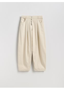 Reserved - Jeansy barrel z zakładkami - kremowy ze sklepu Reserved w kategorii Jeansy damskie - zdjęcie 188332980