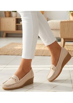 Beżowe czółenka oxfordy na koturnie /C4-3 14625 T427/ ze sklepu Pantofelek24.pl w kategorii Mokasyny damskie - zdjęcie 188334332