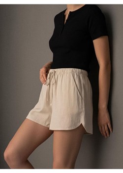 Sinsay - Wiskozowe szorty z domieszką lnu - kremowy ze sklepu Sinsay w kategorii Szorty - zdjęcie 188335374
