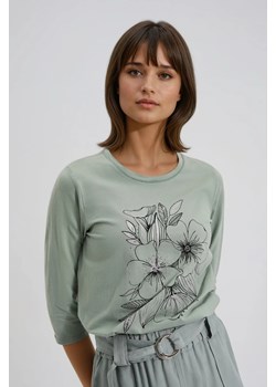 Bluzka z nadrukiem w kwiaty oliwkowa ze sklepu Moodo.pl w kategorii Bluzki damskie - zdjęcie 188338104