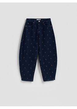 Reserved - Jeansy barrel leg z haftem - granatowy ze sklepu Reserved w kategorii Jeansy damskie - zdjęcie 188338744