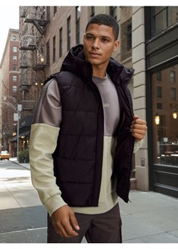 Sinsay - Pikowana kamizelka puffer z kapturem - czarny ze sklepu Sinsay w kategorii Kamizelki męskie - zdjęcie 188339674