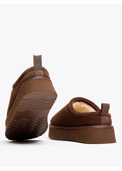 Mohito - Zamszowe ocieplane mule - ciemnobrązowy ze sklepu Mohito w kategorii Kapcie damskie - zdjęcie 188347031