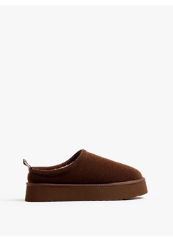 Mohito - Zamszowe ocieplane mule - ciemnobrązowy ze sklepu Mohito w kategorii Kapcie damskie - zdjęcie 188349283