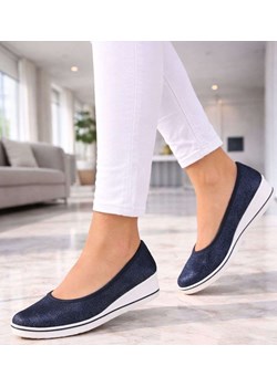 Granatowe wsuwane tenisówki na niskim koturnie /C6-2 14449 T137/ ze sklepu Pantofelek24.pl w kategorii Trampki damskie - zdjęcie 188356534