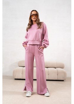 KOMPLET MASEŁKO BLUZA + SPODNIE Z SZEROKĄ NOGAWKĄ- PUDROWY RÓŻ ze sklepu olika.com.pl w kategorii Komplety i garnitury damskie - zdjęcie 188356830