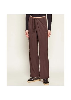 GUESS ACTIVE Spodnie cargo NAT | Loose fit ze sklepu Gomez Fashion Store w kategorii Spodnie damskie - zdjęcie 188359482