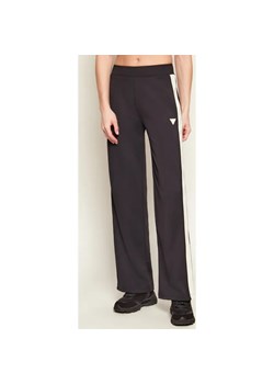 GUESS ACTIVE Spodnie dresowe MARLENE | Relaxed fit ze sklepu Gomez Fashion Store w kategorii Spodnie damskie - zdjęcie 188359484