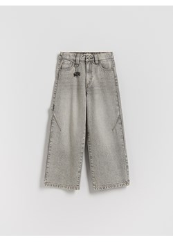 Reserved - Jeansy baggy z brelokiem - jasnoszary ze sklepu Reserved w kategorii Spodnie chłopięce - zdjęcie 188360852