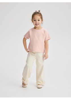 Reserved - Luźny t-shirt z haftem - pastelowy róż ze sklepu Reserved w kategorii Bluzki dziewczęce - zdjęcie 188360983